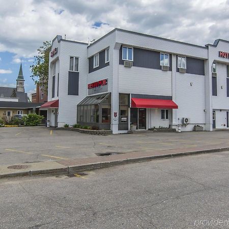 Econo Lodge La Malbaie Bagian luar foto