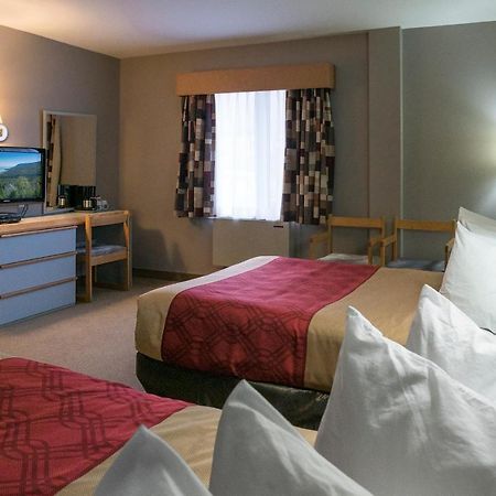 Econo Lodge La Malbaie Bagian luar foto