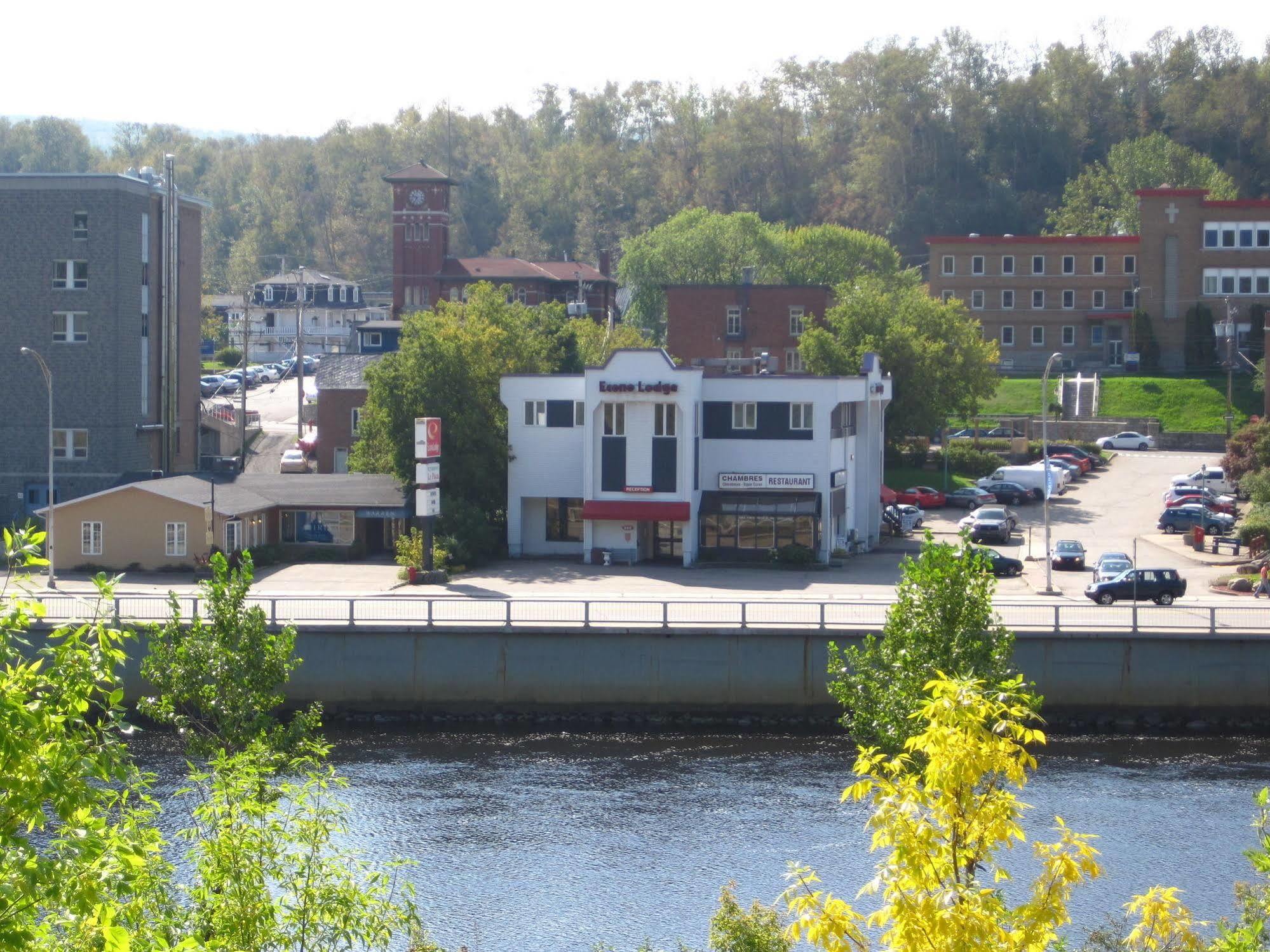 Econo Lodge La Malbaie Bagian luar foto